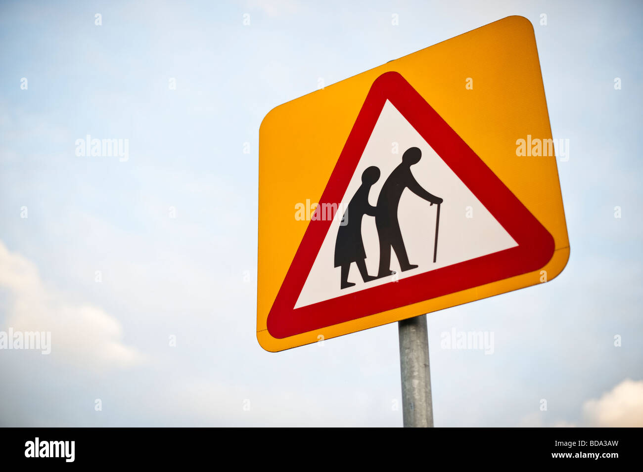 Ältere Menschen Straße Zeichen Warndreieck UK Stockfoto