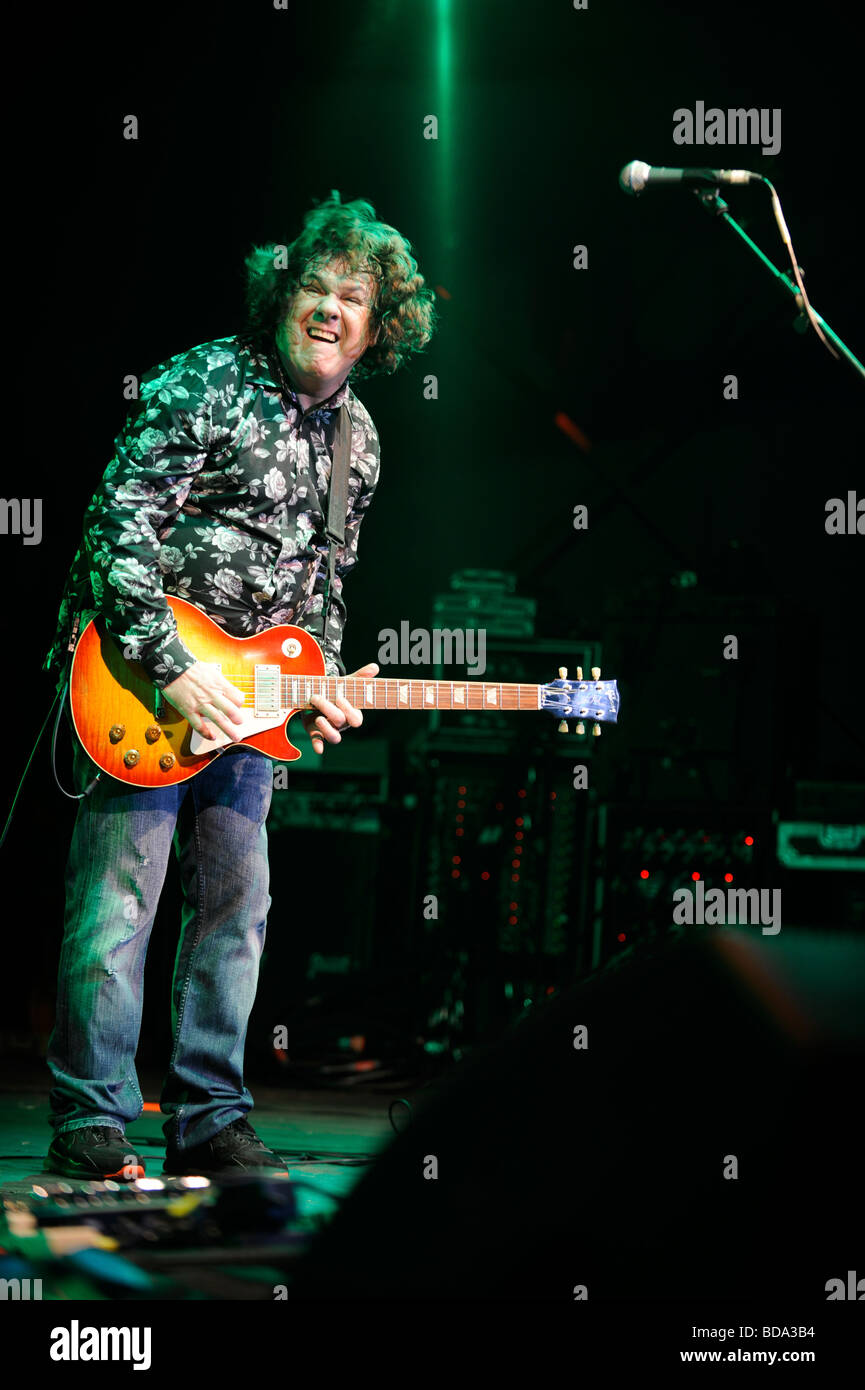 Gitarrist Gary Moore führt auf der Bühne die Stimmung von den Reben Festival in East Sussex, UK. Bild Jim Holden. Stockfoto