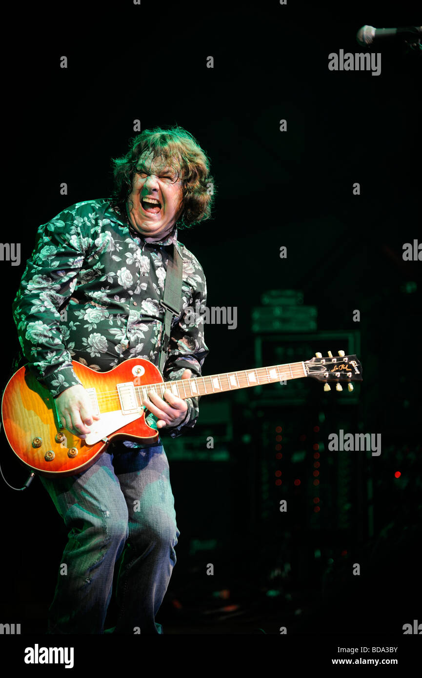 Gitarrist Gary Moore führt auf der Bühne die Stimmung von den Reben Festival in East Sussex, UK. Bild Jim Holden. Stockfoto