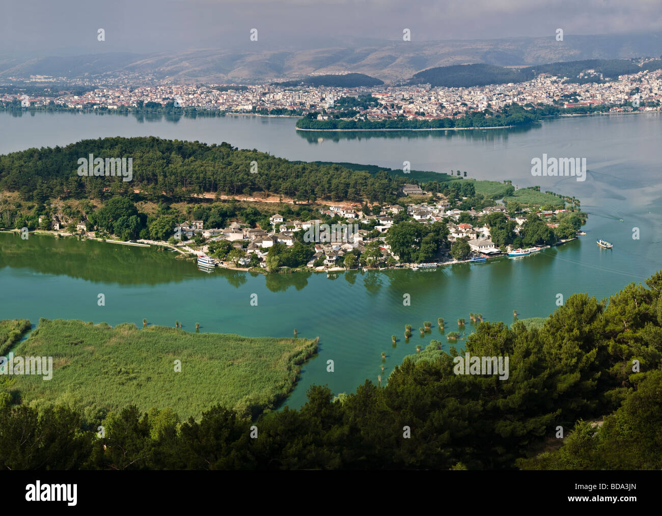 Blick über die Insel Nissi auf See Pamvotidha mit der Stadt Ioannina im Hintergrund Epirus Nordgriechenland Stockfoto