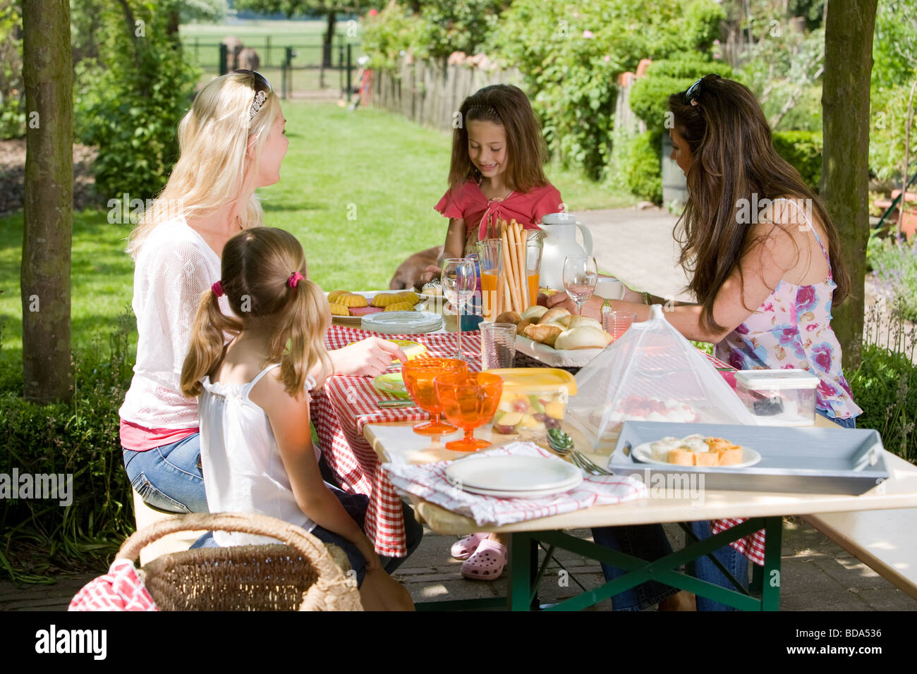 Mütter und ihre Töchter mit einem Picknick im Freien an einem Sommertag Stockfoto