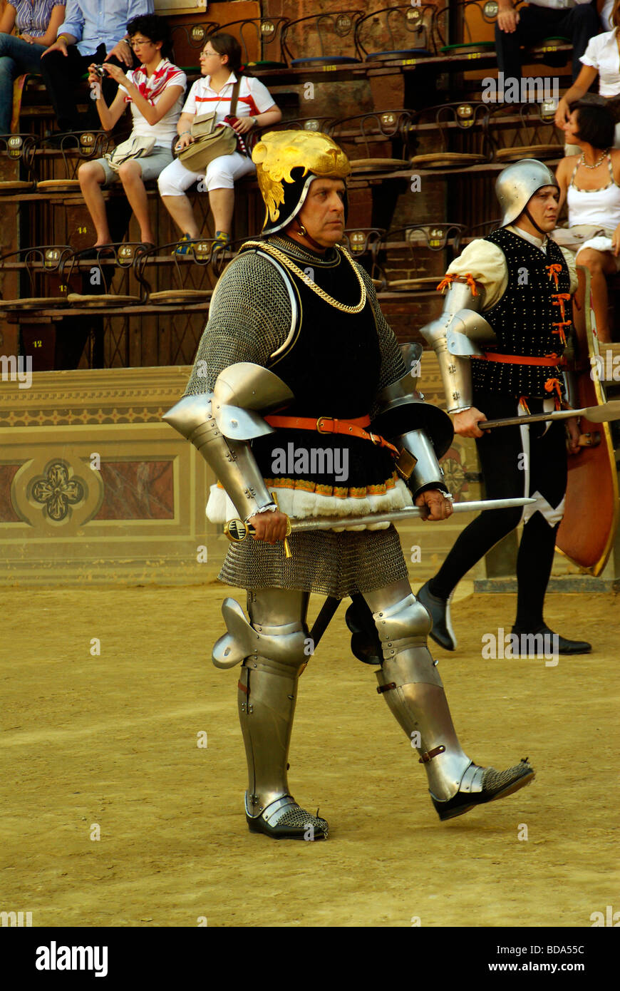 Ritter der Wölfin Contrada - Siena Palio, eine zweimal jährliche Veranstaltung von Prunk und Pferderennen Stockfoto