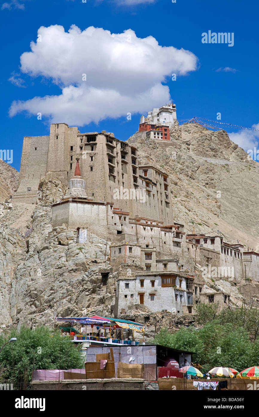 Leh-Palast und Tsemos Gompa. Leh. Ladakh. Indien Stockfoto