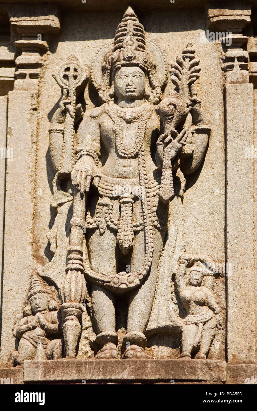 Bas-Relief auf einem Tempel, Dorasamudra, Hassan District, Karnataka, Indien Stockfoto