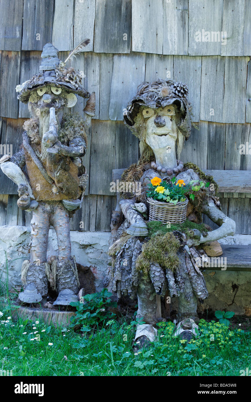 Zwei Holzfiguren bei Planina Zajamniki, Pokljuka Plateau, Gorenjska, Slowenien. Stockfoto