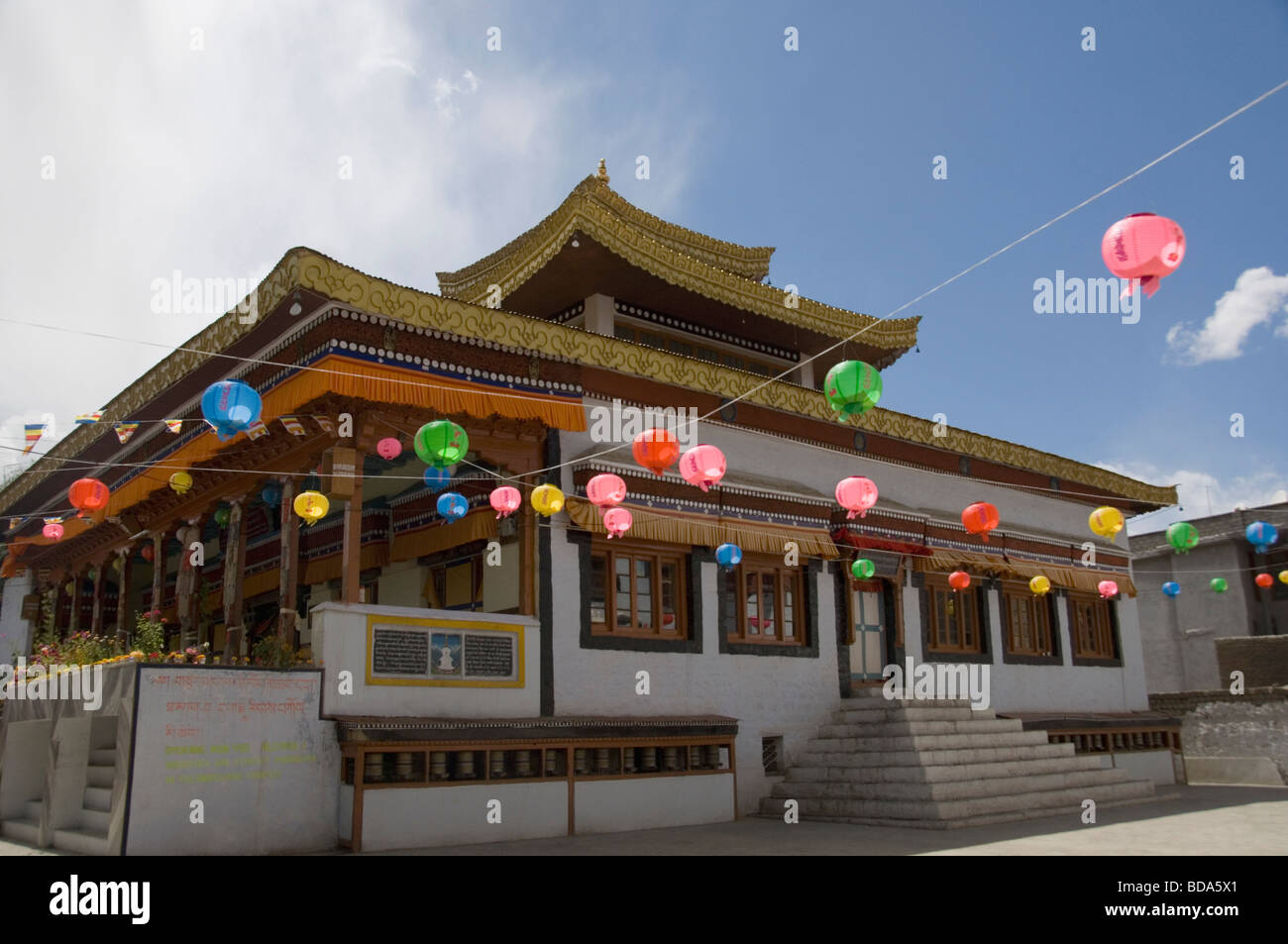 Chinesische Laternen vor einem Kloster Chokhang Vihara, Leh, Ladakh, Jammu und Kaschmir, Indien Stockfoto