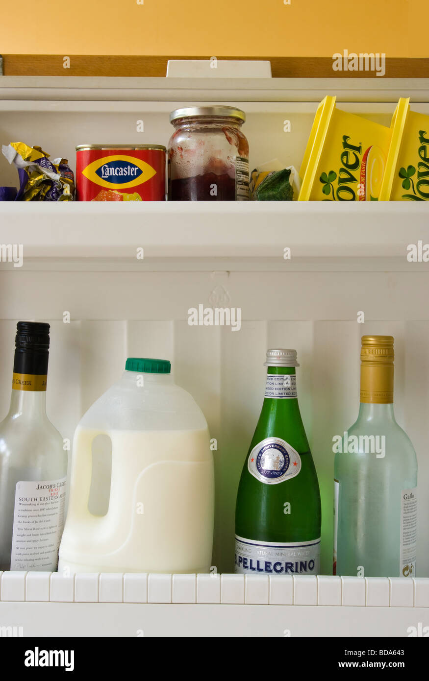 Lebensmittel in einem offenen Kühlschranktür Stockfoto