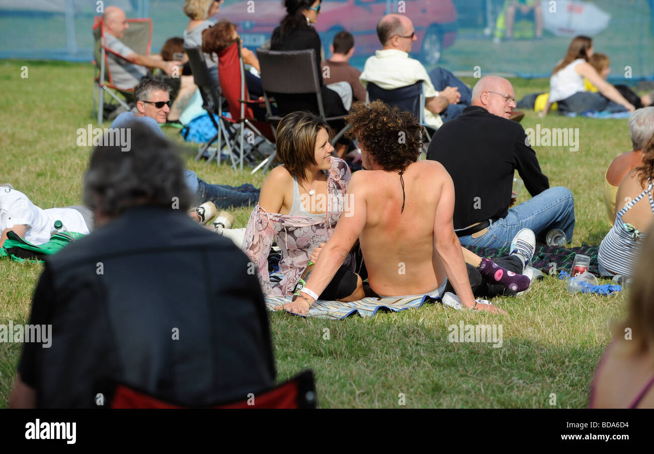 Menschenmassen genießen die Atmosphäre und die Musik bei Vibes aus den Weinbergen in East Sussex. Bild Jim Holden. Stockfoto