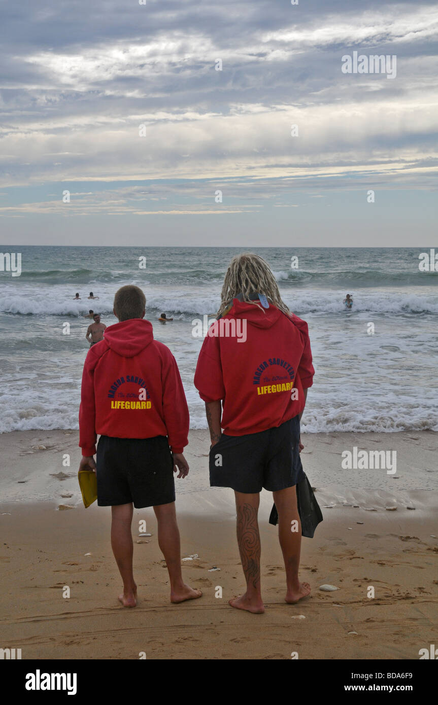 Zwei Supervisoren, positioniert am Strand, bereit zu intervenieren. Stockfoto