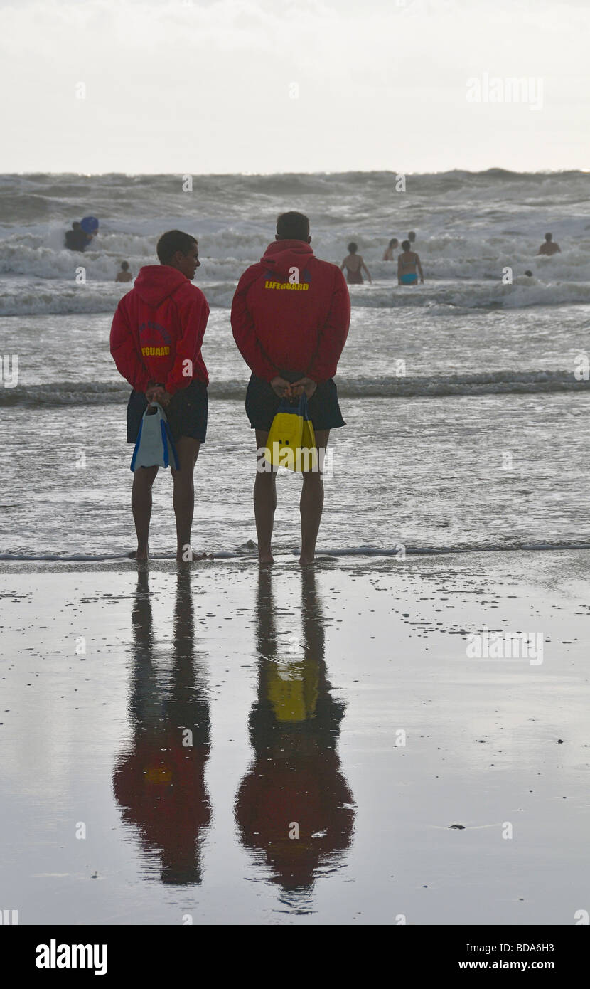 Zwei Supervisoren, positioniert am Strand, bereit zu intervenieren. Stockfoto