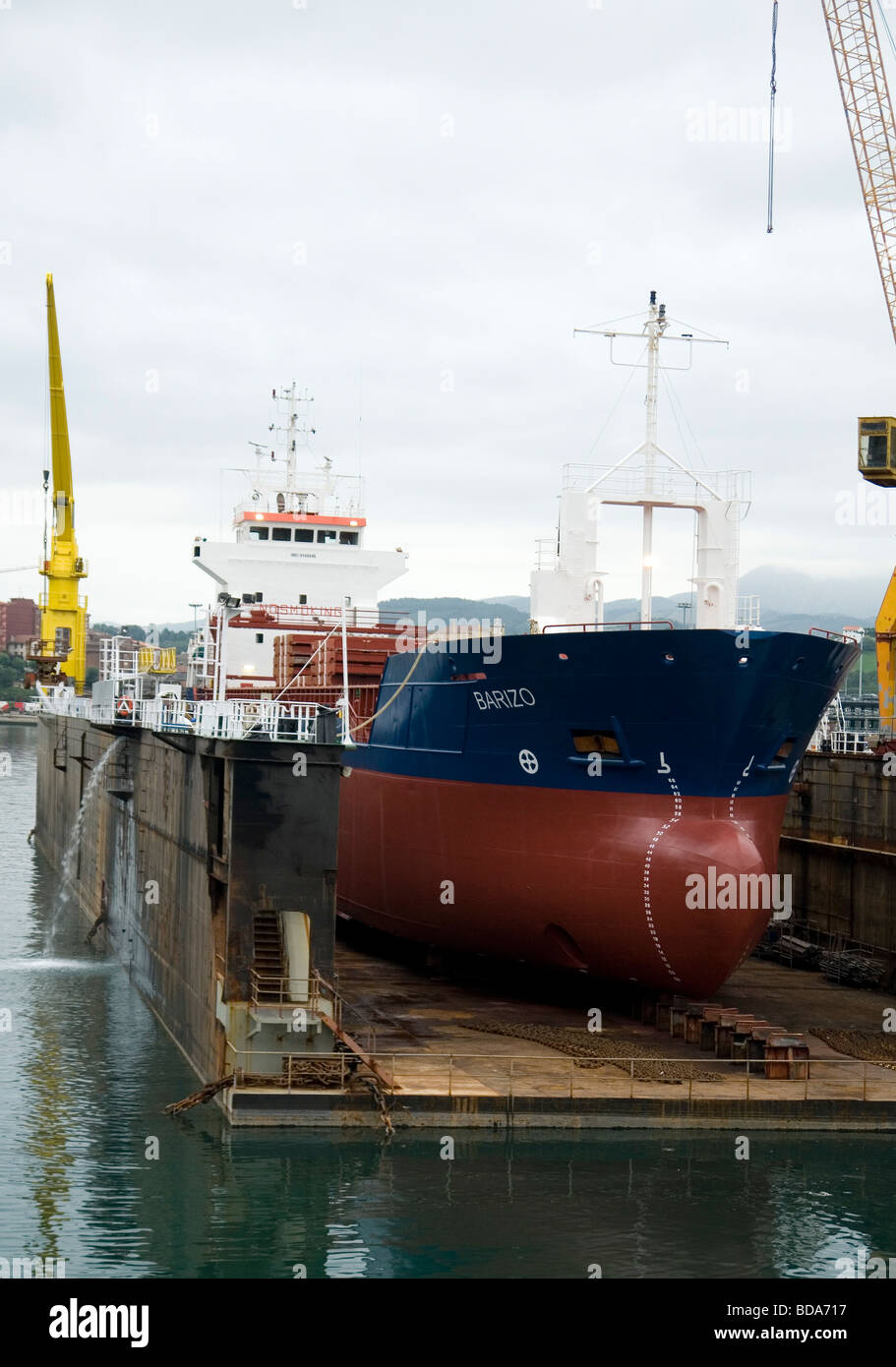 Angelboot/Fischerboot im Trockendock nach Wartung arbeiten im Hafen von Pasajes (Spanien). Bateau de Pêche de Cale Sèche (Espagne). Stockfoto