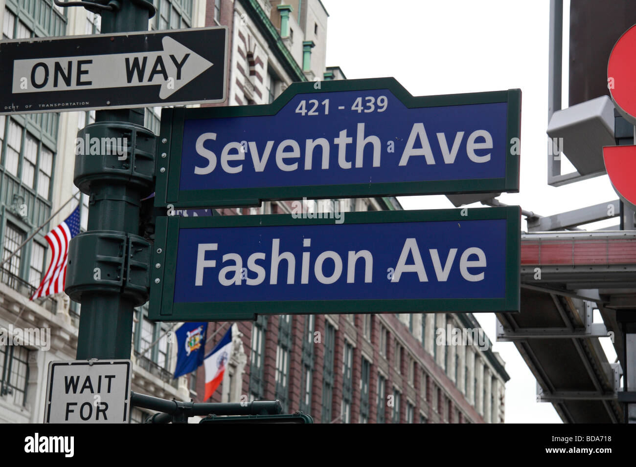 Typische Straße Kreuzung Wegweiser an der Seventh Avenue (Fashion Avenue), New York, Vereinigte Staaten von Amerika. Stockfoto