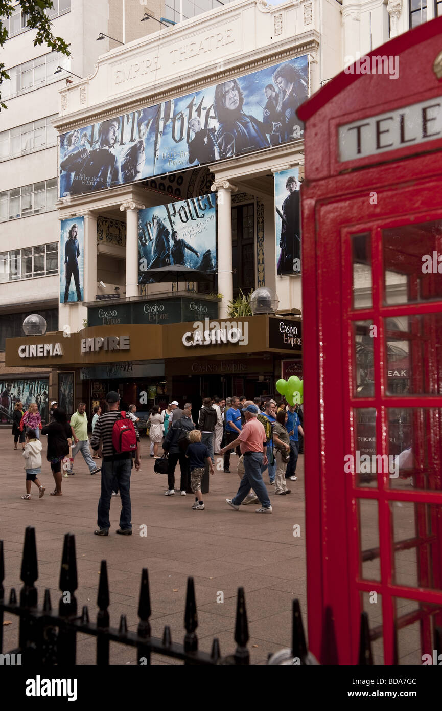 Das Empire Cinema and Casino in Leicester Square mit Harry-Potter-Film-Plakat-Werbung Schoß rote Telefonzelle Stockfoto