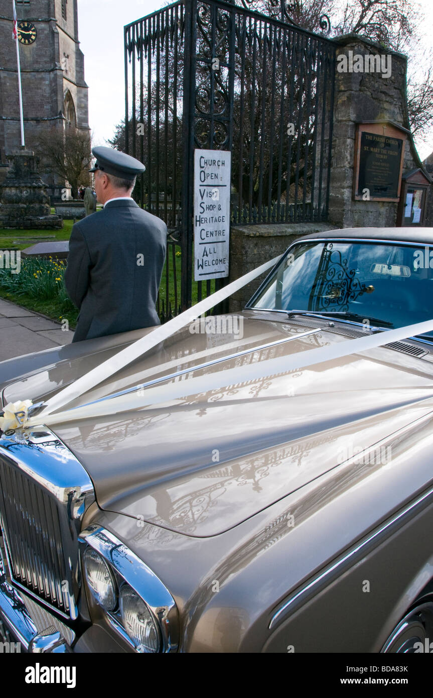 Hochzeit Auto Chauffeur wartet auf Braut und Bräutigam vor der Kirche Stockfoto