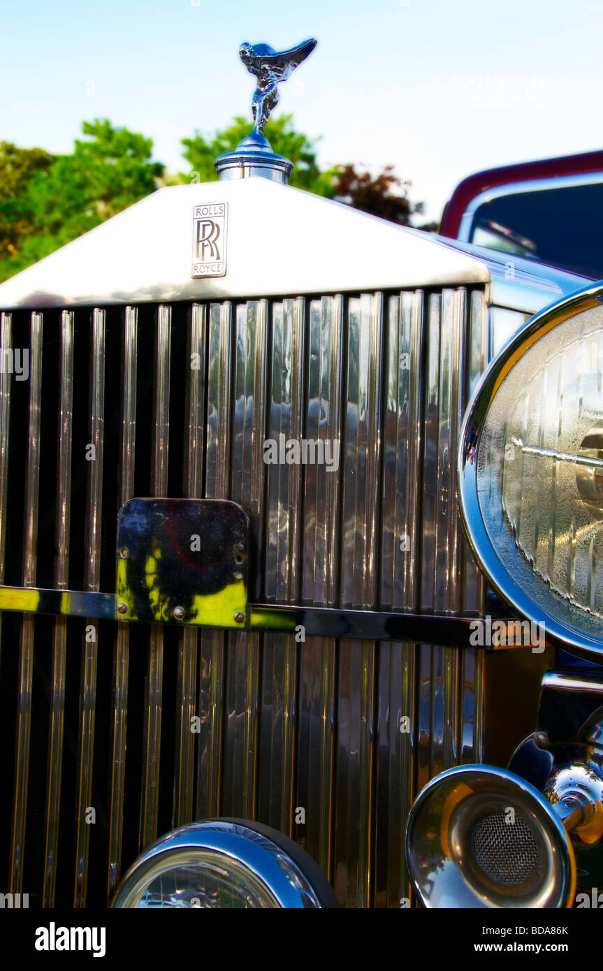 Frontgrill und Lichter auf einem Oldtimer Rolls Royce Auto Stockfoto