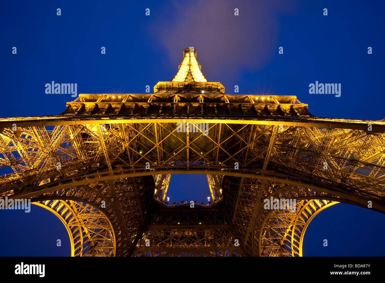 Eiffelturm in der Nacht, Paris Frankreich Stockfoto