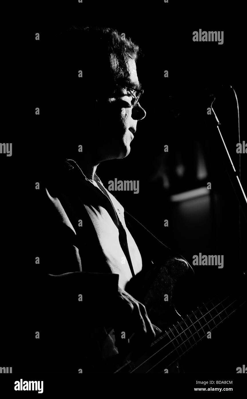 Schwarz und weiß von Bassist singen in gerichtetes Licht der Bühne Stockfoto