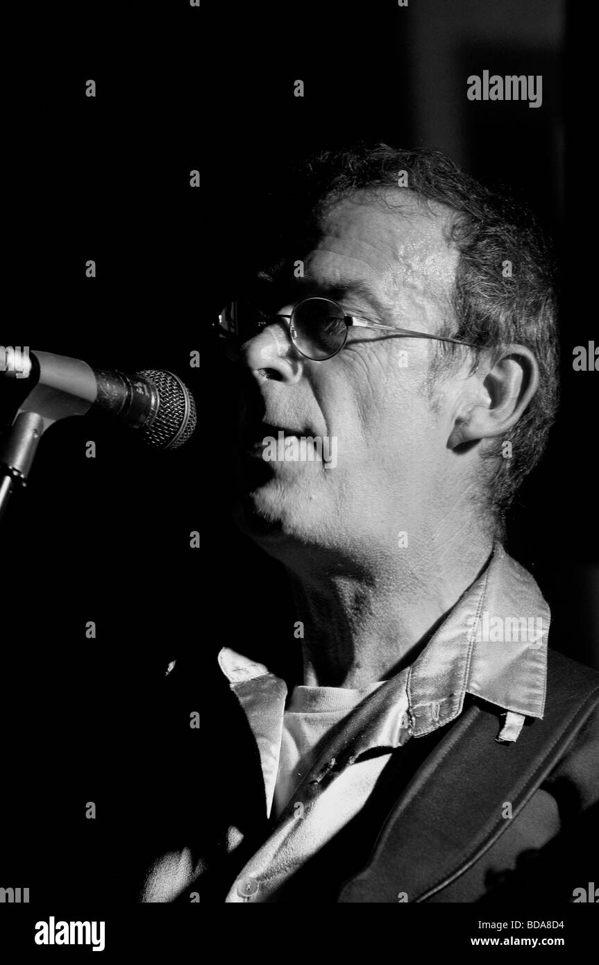 Schwarz und weiß von Bassist singen in gerichtetes Licht der Bühne Stockfoto