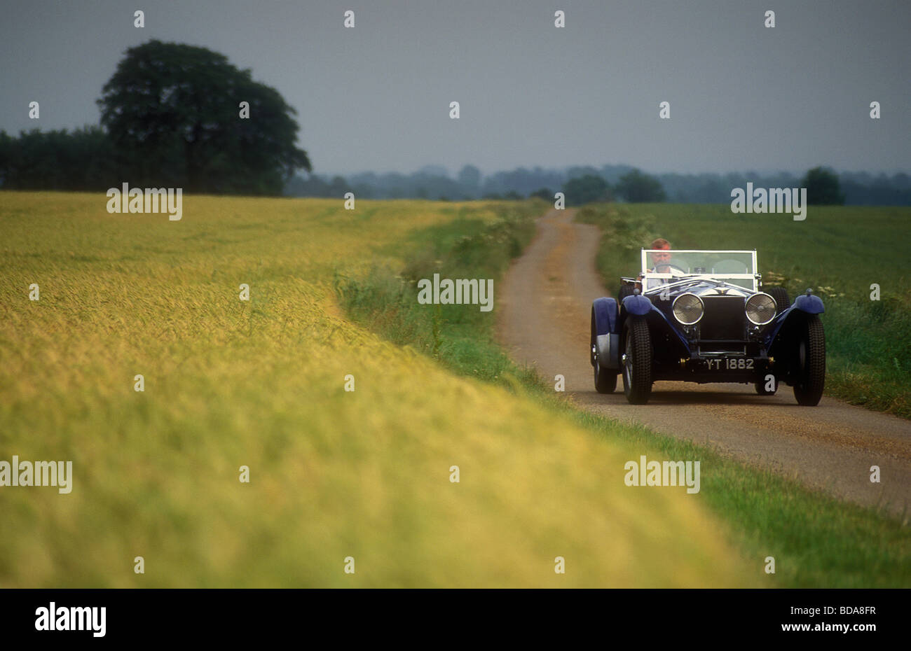 1930 s Invicta Wagens auf einer englischen Landstraße Stockfoto
