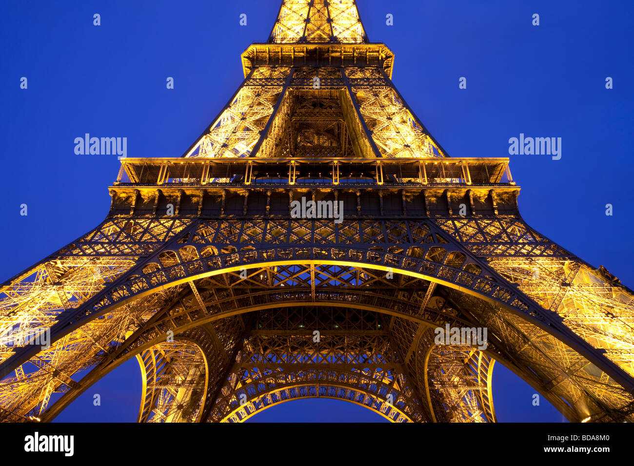 Eiffelturm in der Nacht, Paris Frankreich Stockfoto