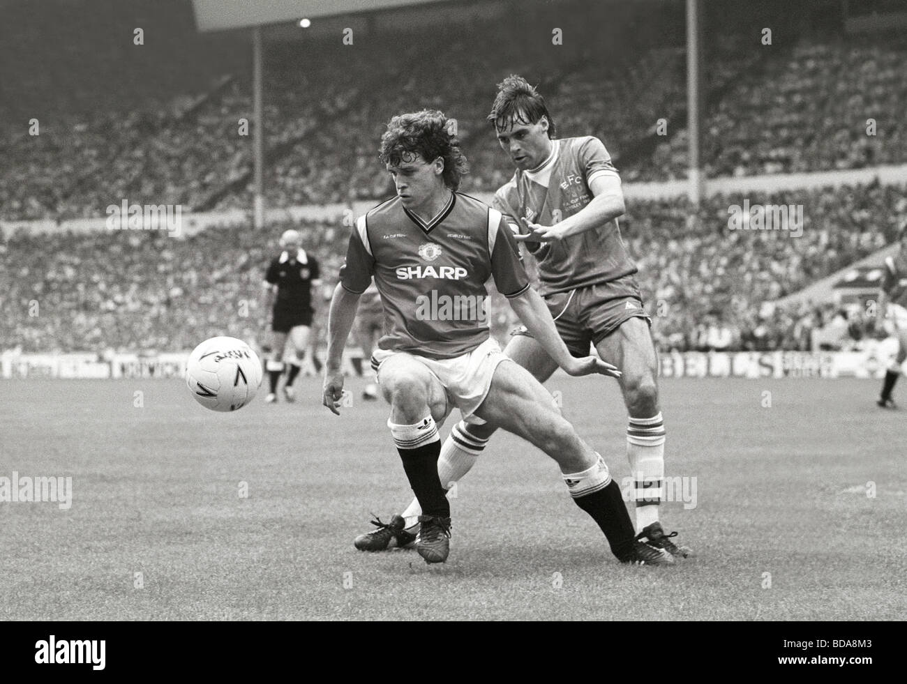 Everton gegen Manchester United 18. Mai 1985 FA-Cup-Finale in Wembley Mark Hughes und Pat Van Den Hauwe Stockfoto