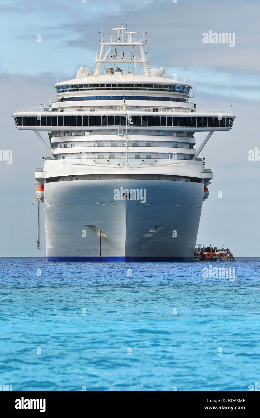 Große Kreuzfahrt-Schiff vor Anker in tropischen Gewässern Stockfoto