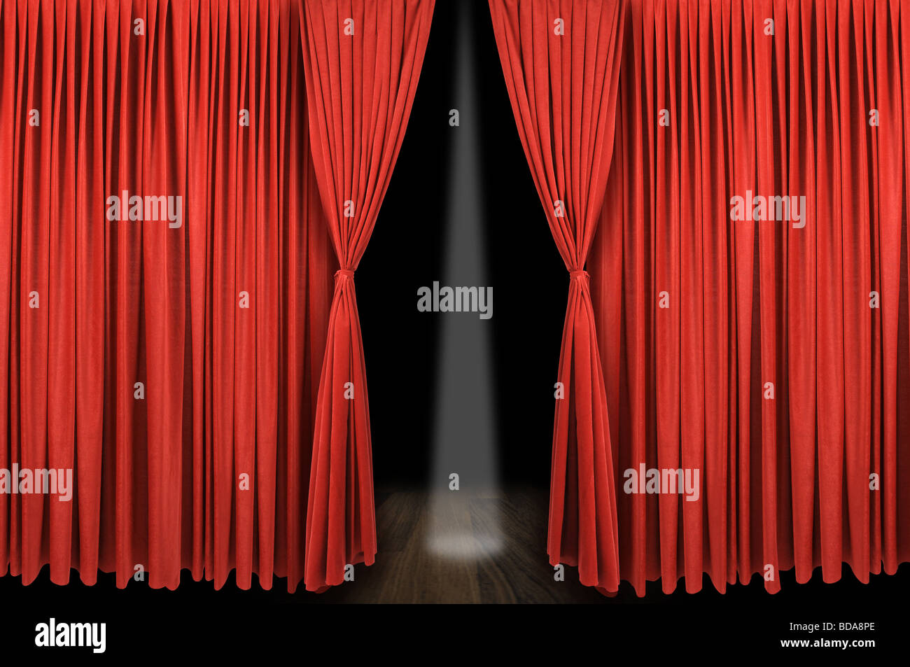 Große rote Vorhang Bühne Eröffnung mit dunklem Hintergrund und spot-Licht Stockfoto