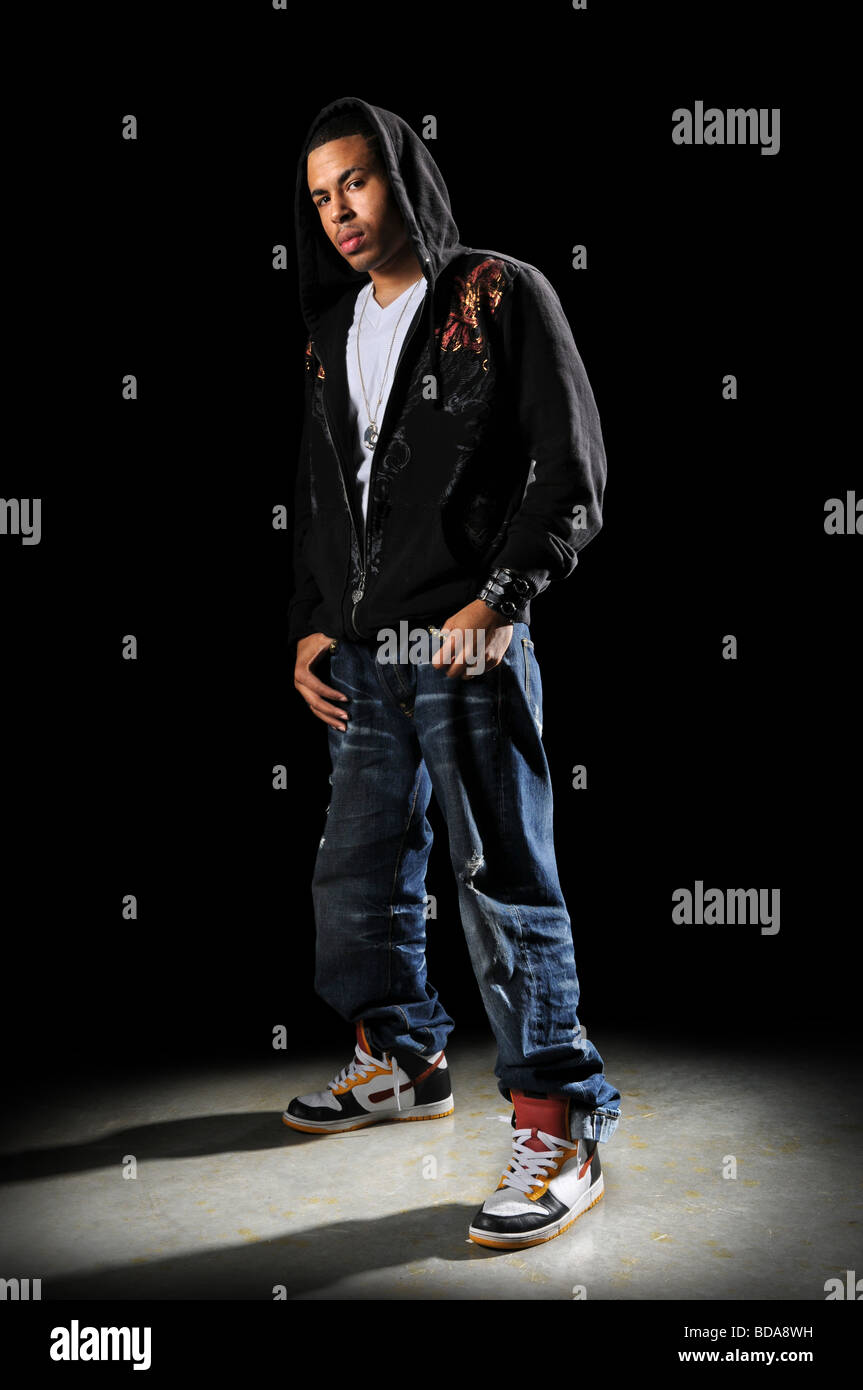Afrikanische amerikanische Hip-Hop-Tänzer Stand über einem dunklen Hintergrund Stockfoto