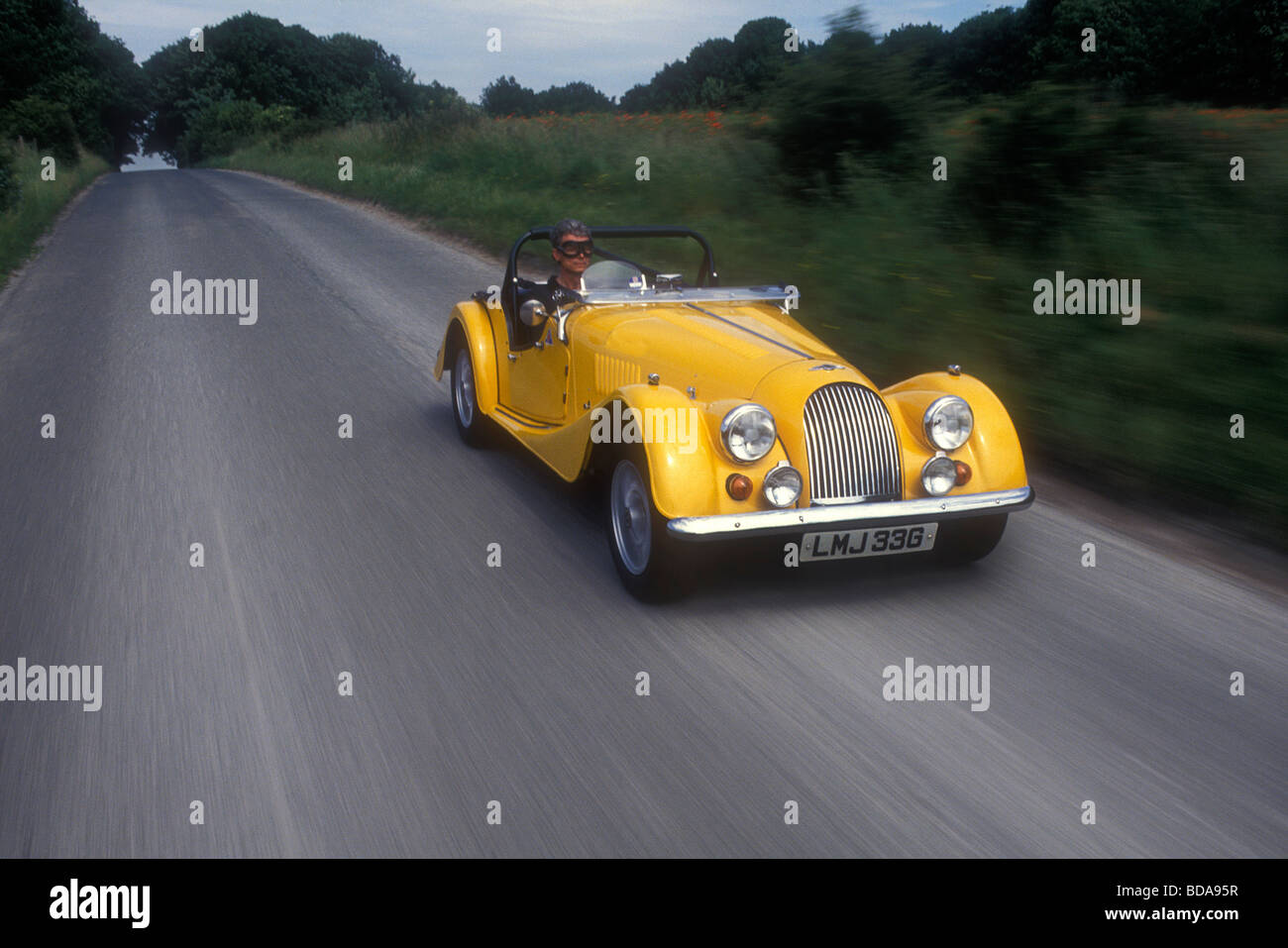 Morgan Plus 8 mit Geschwindigkeit auf englischen Landstraße Stockfoto