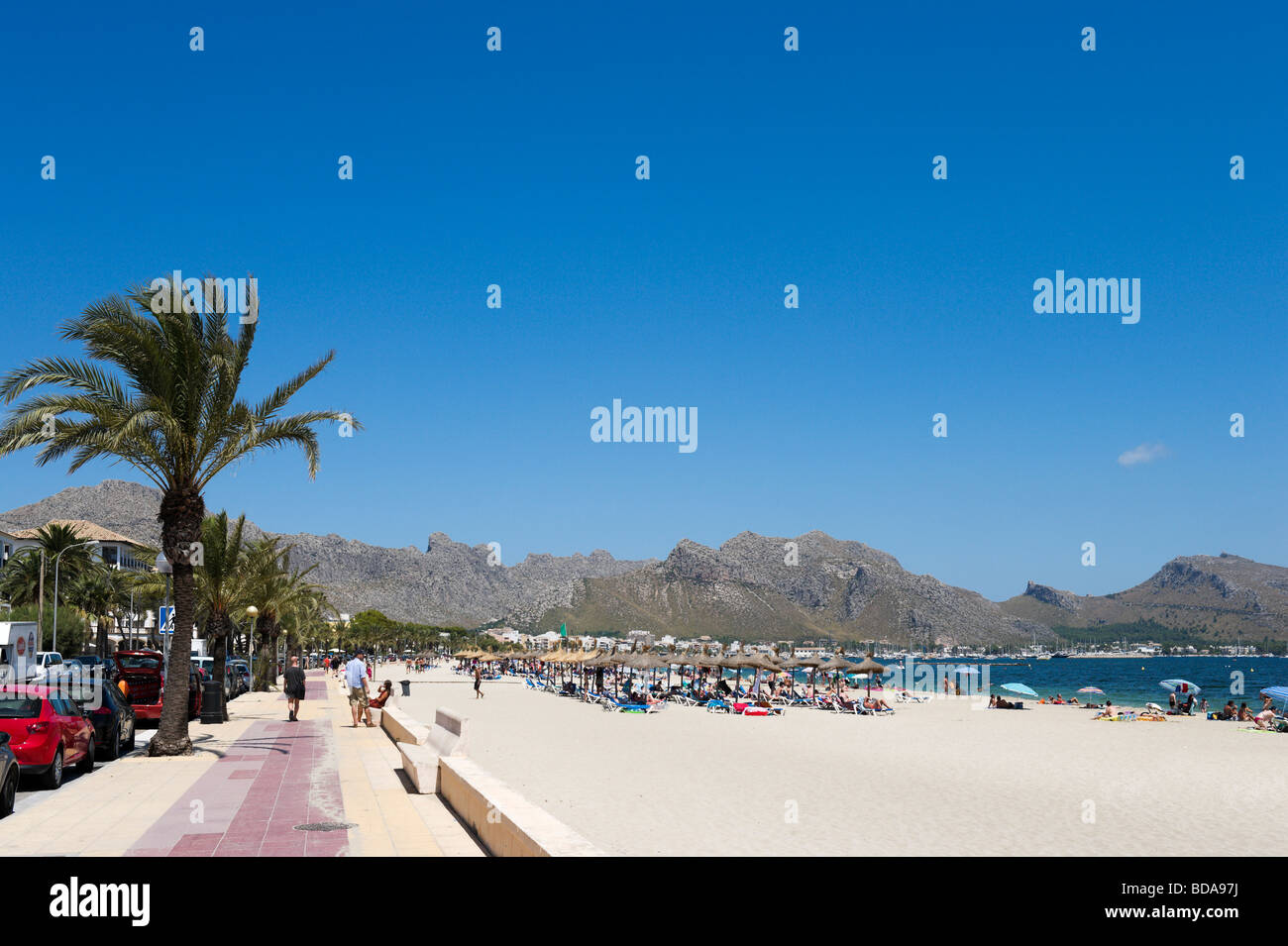 Promenade und Strand von Puerto Pollensa, Bucht von Pollensa, Nordküste, Mallorca, Balearen, Spanien Stockfoto