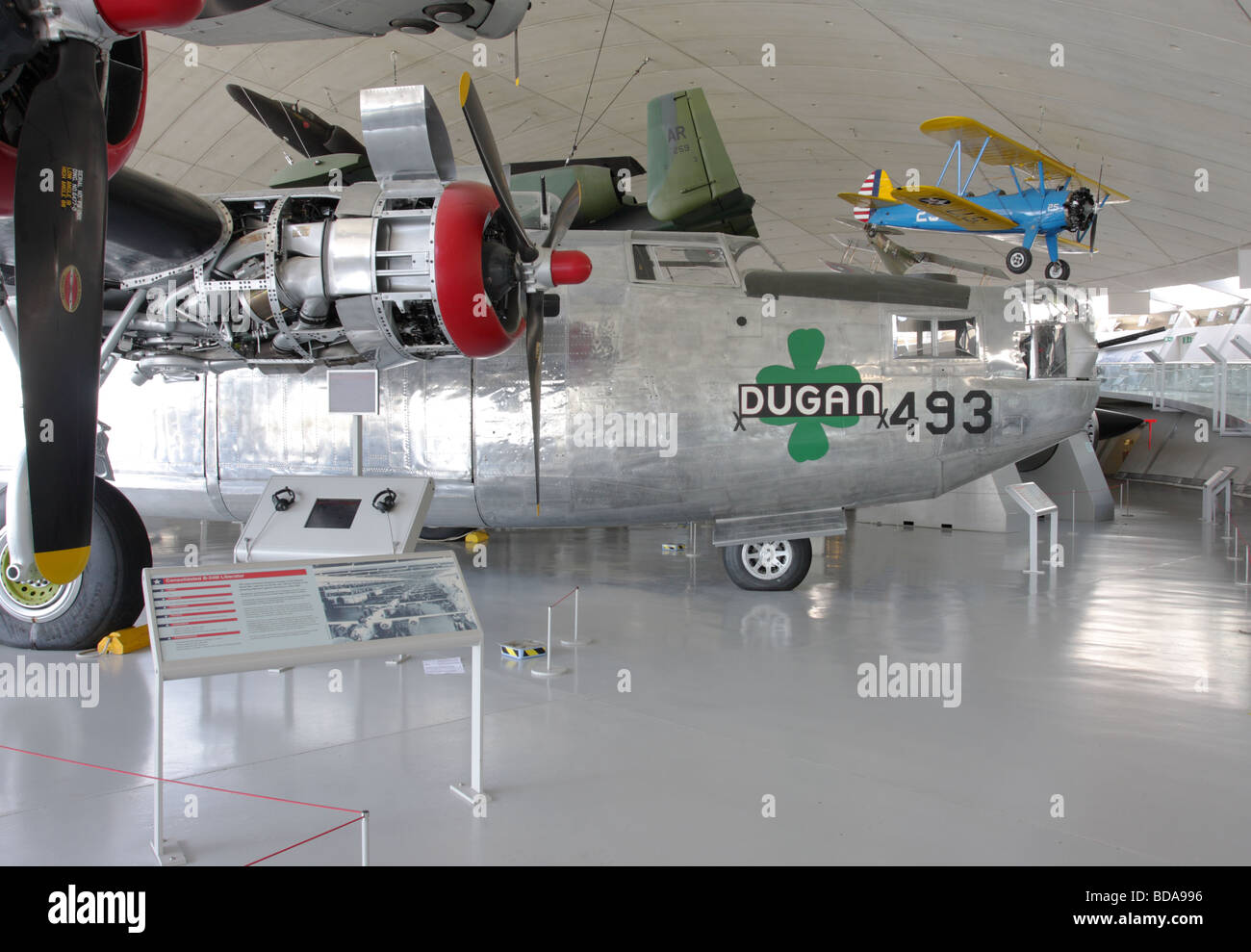 In der höhlenartigen American Air Museum Duxford, England angezeigt, steht dieses schöne Beispiel der Consolidated B-24 Liberator Bombe Stockfoto