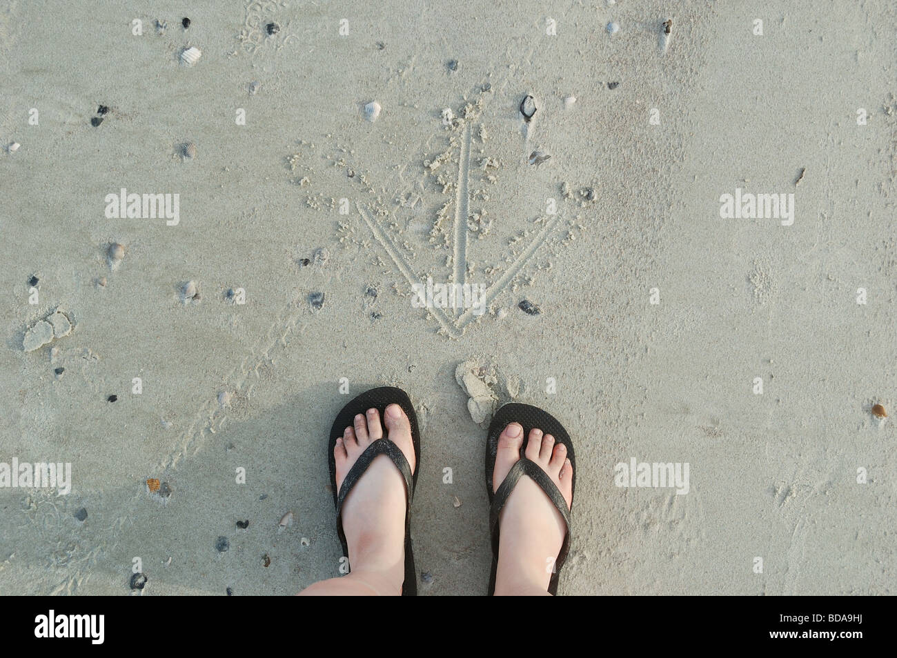 Pfeil, warnt eine Strand-Walker, sich umzudrehen. Stockfoto