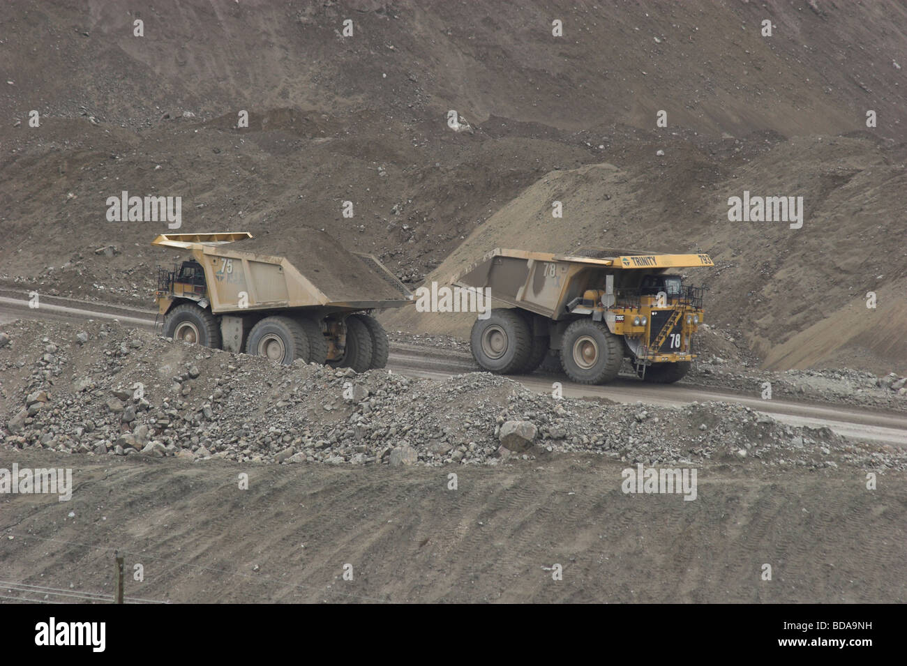 Zwei riesige Muldenkipper vorbeiziehen einander bei Highland Valley Kupfer mine Stockfoto