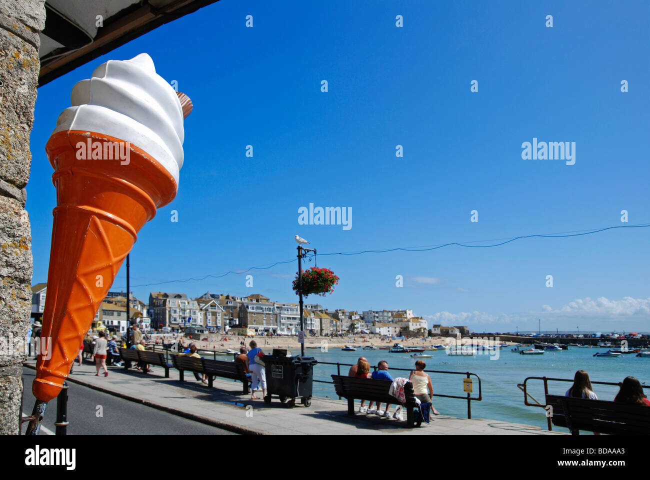 eine Eisdiele am Hafen von st.ives in Cornwall, Großbritannien Stockfoto