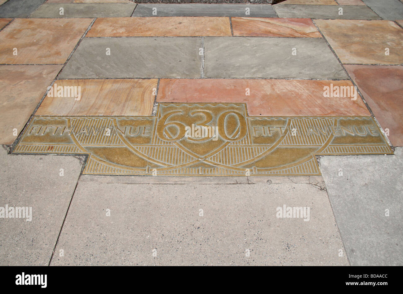 Messingplatte auf der Straße markieren 630 Fifth Avenue, Manhattan, New York. Stockfoto