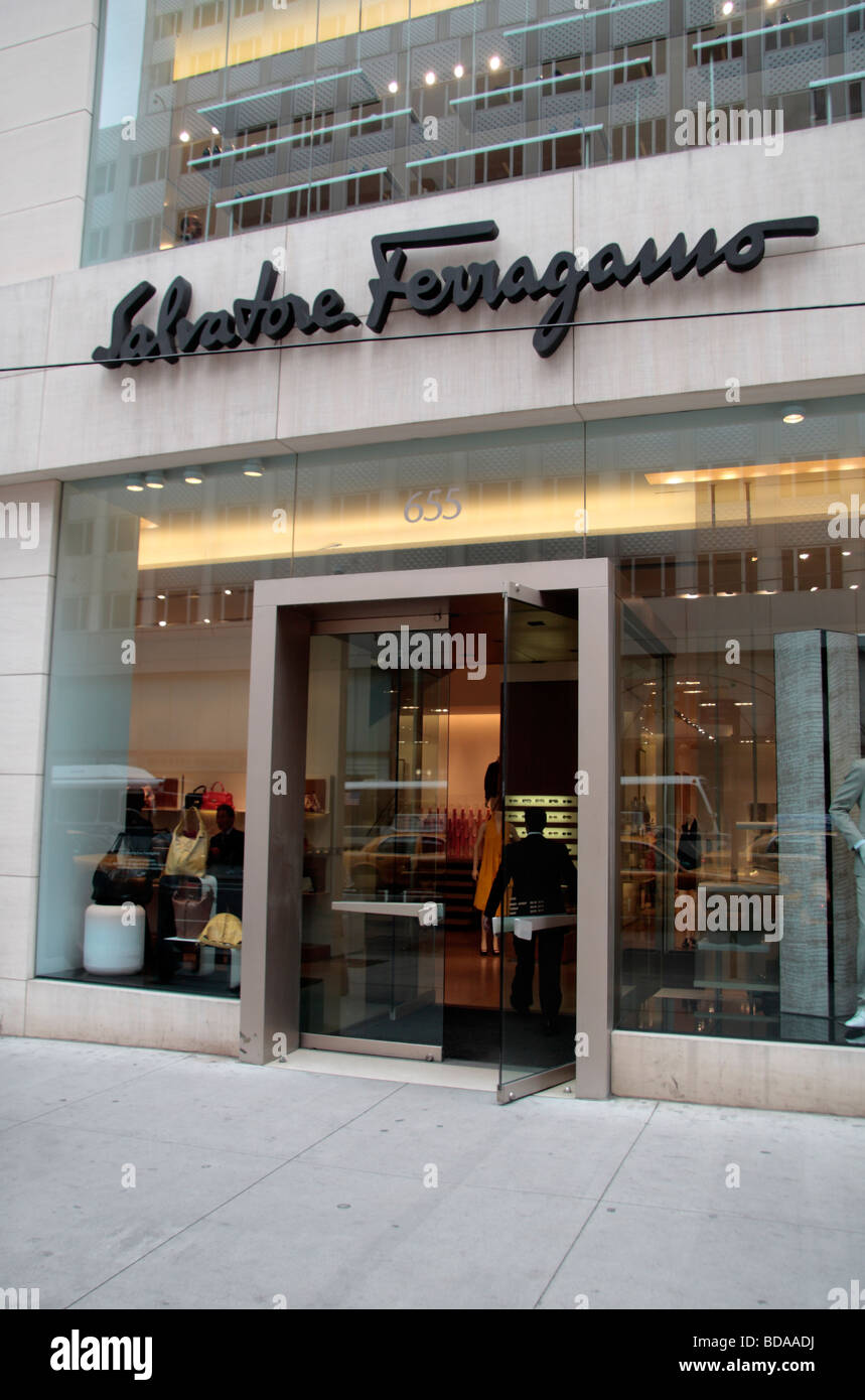 Die Ladenfront von Salvatore Ferragamo speichern auf Fifth Avenue, New York, Vereinigte Staaten. Stockfoto