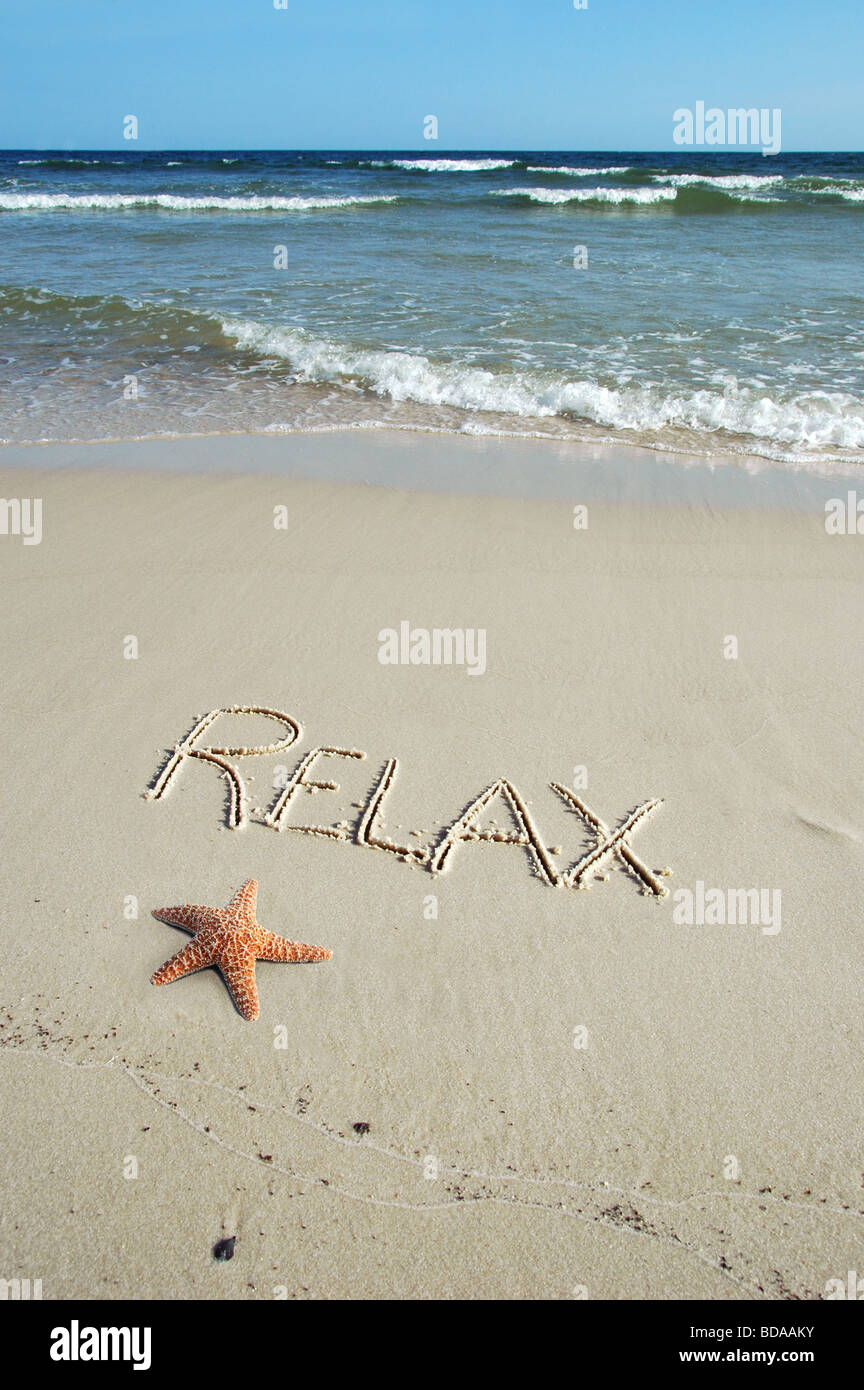 Entspannen Sie am Ufer und auf dem Sand Seesterne schriftliche Stockfoto