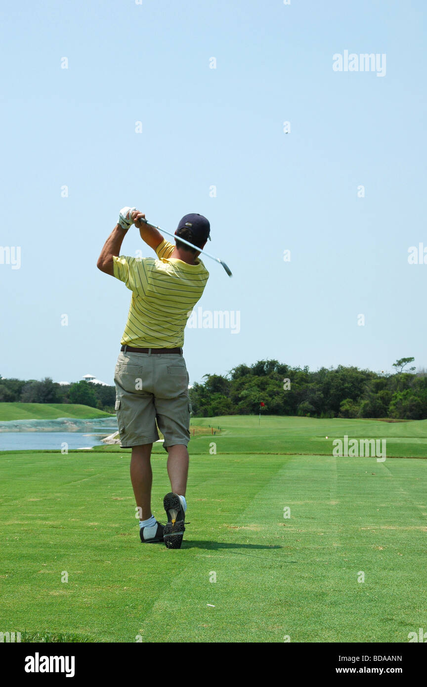 Golfer spielen auf Golfplatz Stockfoto