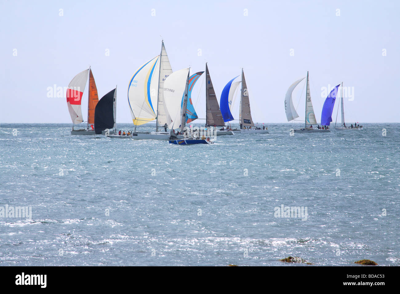 Isle Of Wight Round the Island Yacht Race Juni 2007 Gruppe der Yacht mit Spinnaker Stockfoto