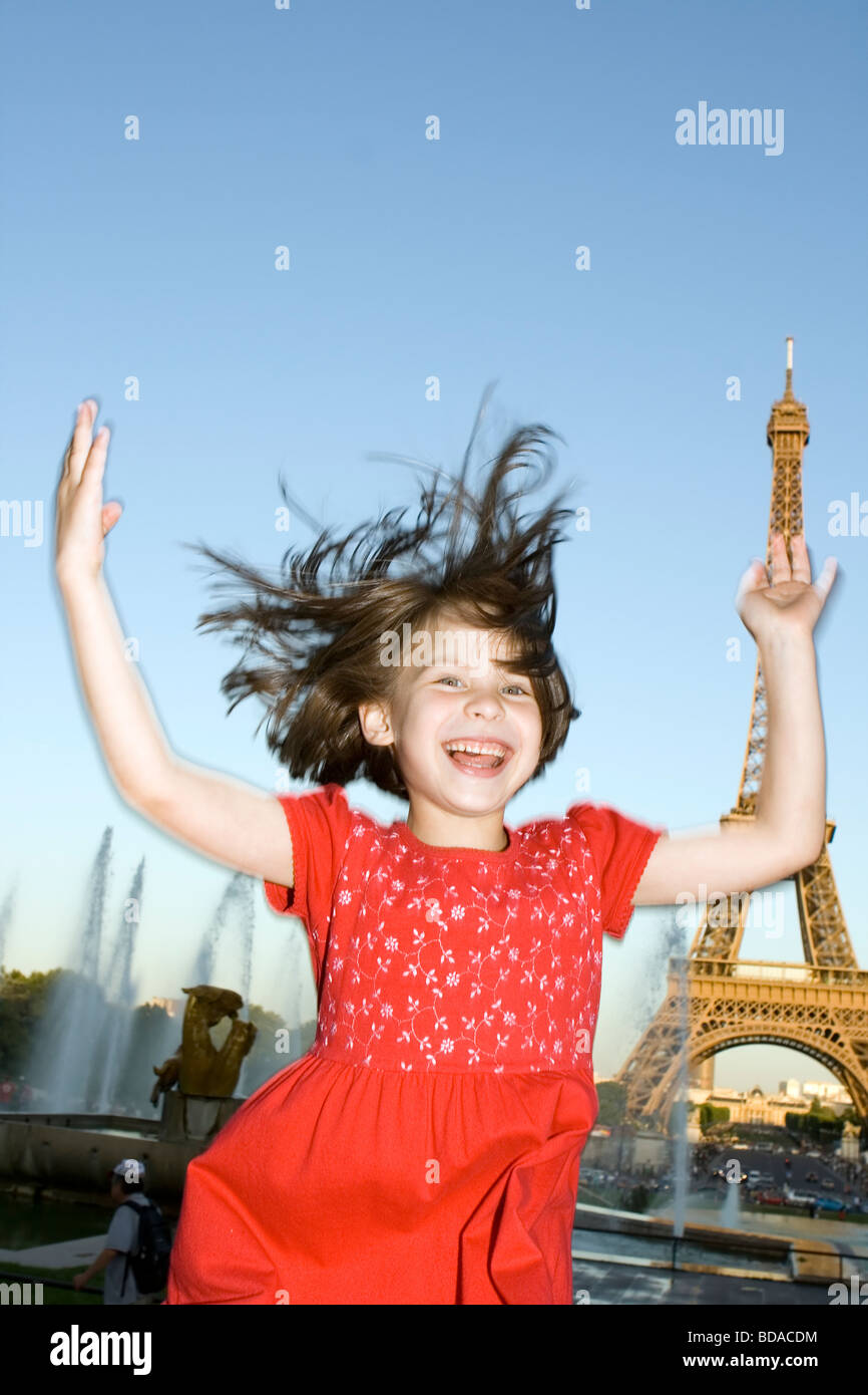 Mädchen herumspringen Eiffelturm in Paris Stockfoto