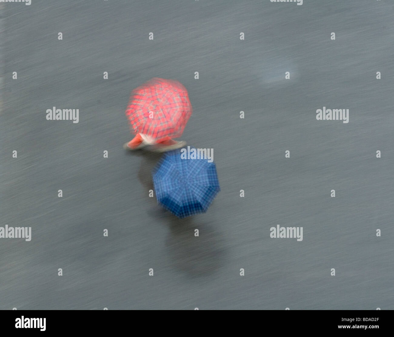 Sonnenschirme im Regen in Stavanger Stockfoto