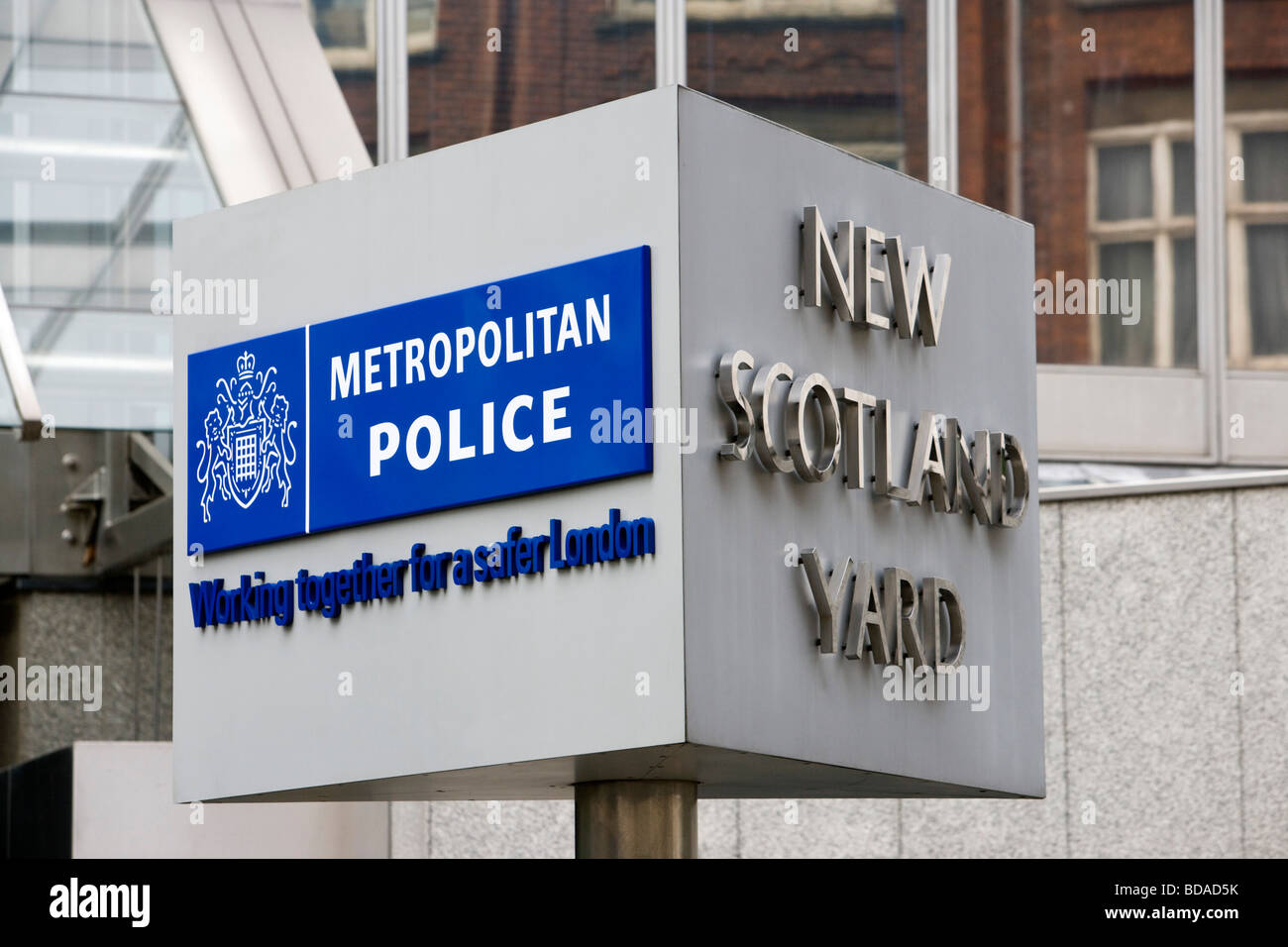 Metropolitan Police unterzeichnen New Scotland Yard London England Großbritannien Samstag, 4. Juli 2009 Stockfoto
