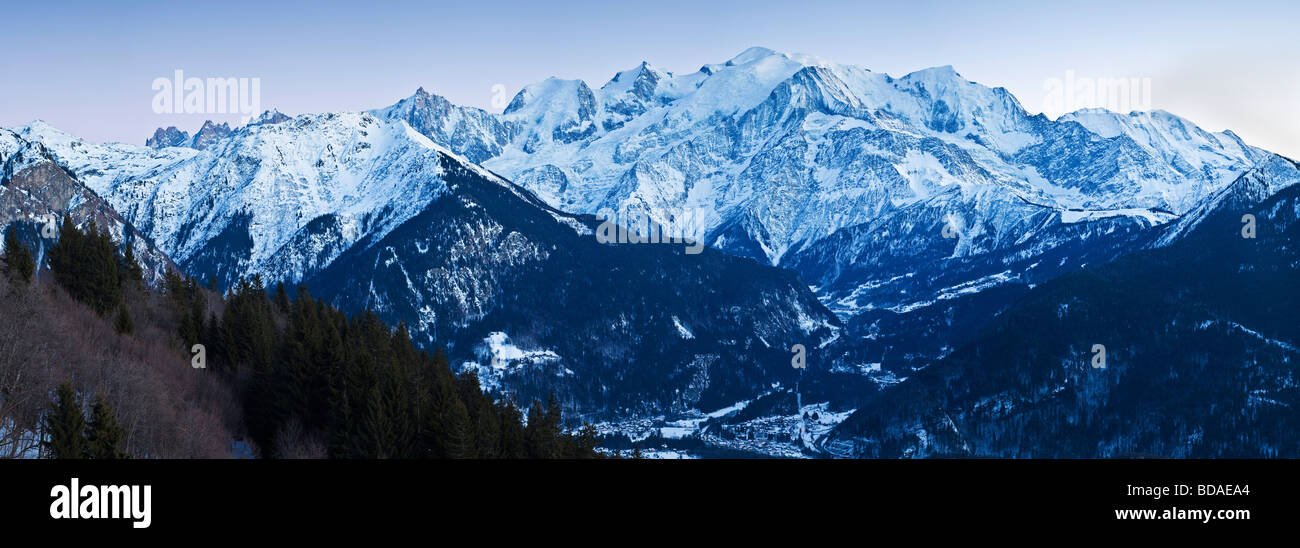 Chamonix Valley Mont Blanc und Mont-Blanc-Massiv-Reihe von Bergen französische Alpen-Haute-Savoie-Frankreich Stockfoto
