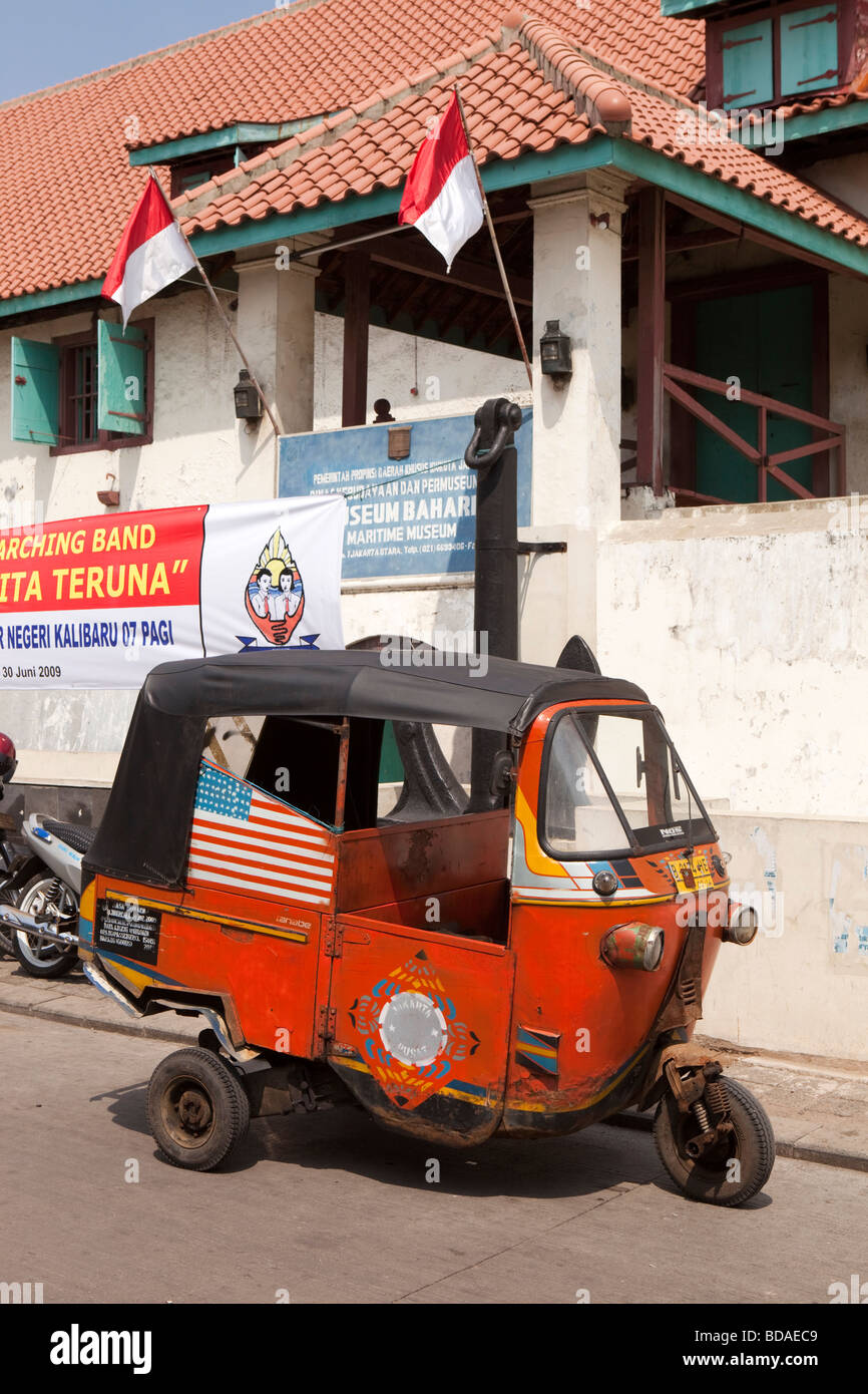 Indonesien-Java-Jakarta alte Batavia Port Bajaj Auto Rikscha Tuktuk im Bahari Schifffahrtsmuseum Stockfoto