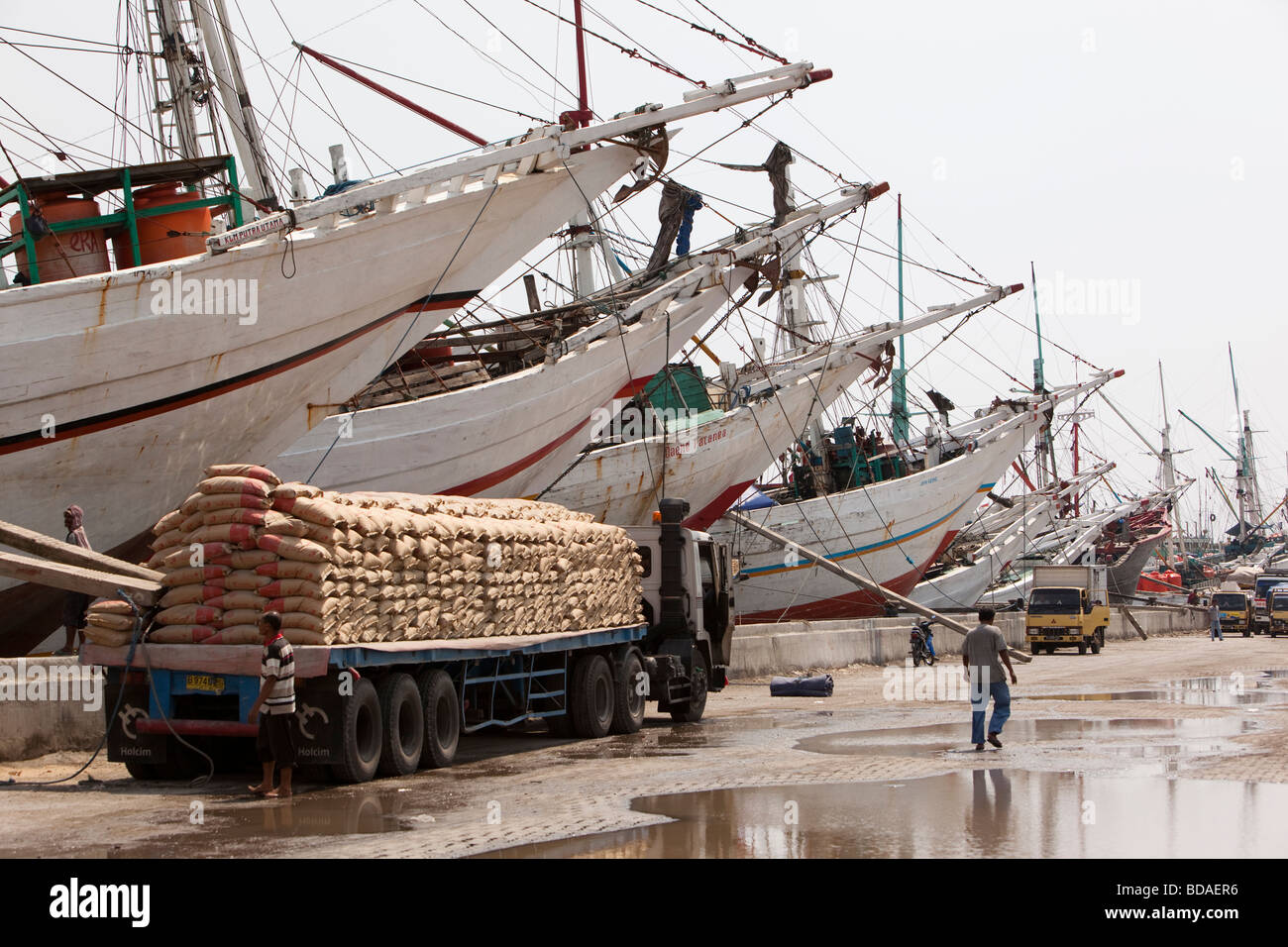 Indonesien-Java-Jakarta alte Batavia Sunda Kelapa Arbeiter Zement-Taschen in der Hitze der Mitte Tag laden Stockfoto