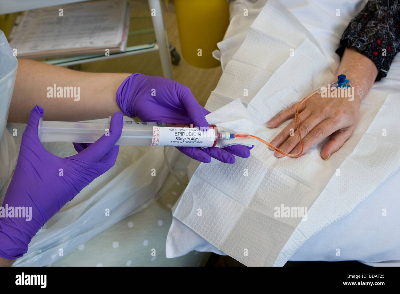 Krankenschwester intravenösen Behandlung Krebsmedikament Epiubican intravenös Stockfoto