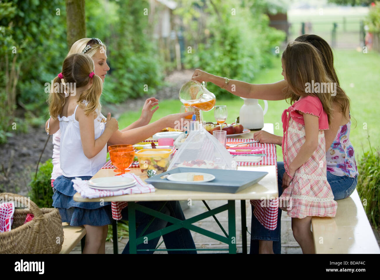 Zwei Mütter mit ihren Töchtern ein Picknick im freien Stockfoto