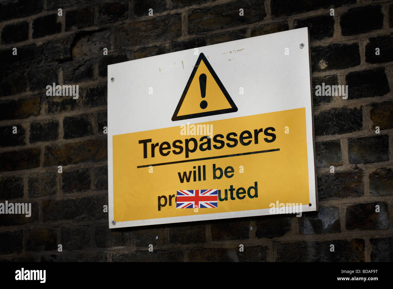 Straßenschild mit dem Wort Trespasser wird geschrieben am es strafrechtlich verfolgt Stockfoto