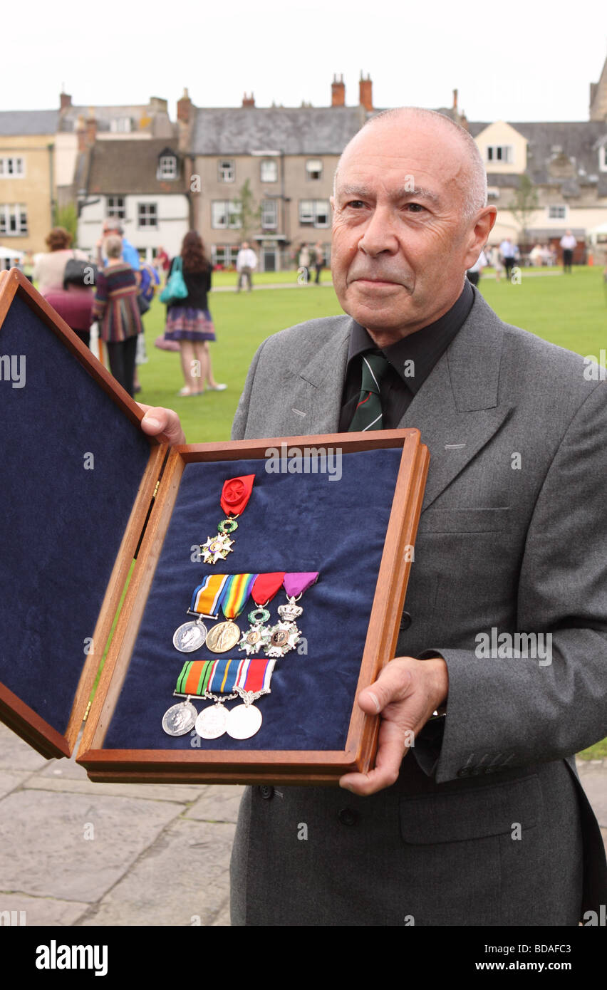 Die Trauerfeier von Harry Patch Großneffe David Tucker hält die Medaillen, die WW1 Veteran Harry Patch am Brunnen 6.8.09 Stockfoto