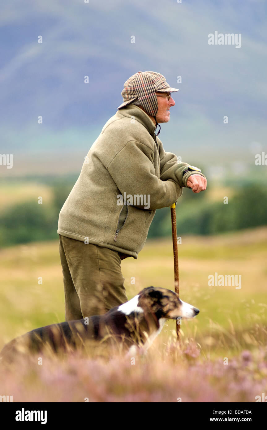Highland Hirte mit seinem Hund Border Collie im schottischen Sheepdog Trials Stockfoto